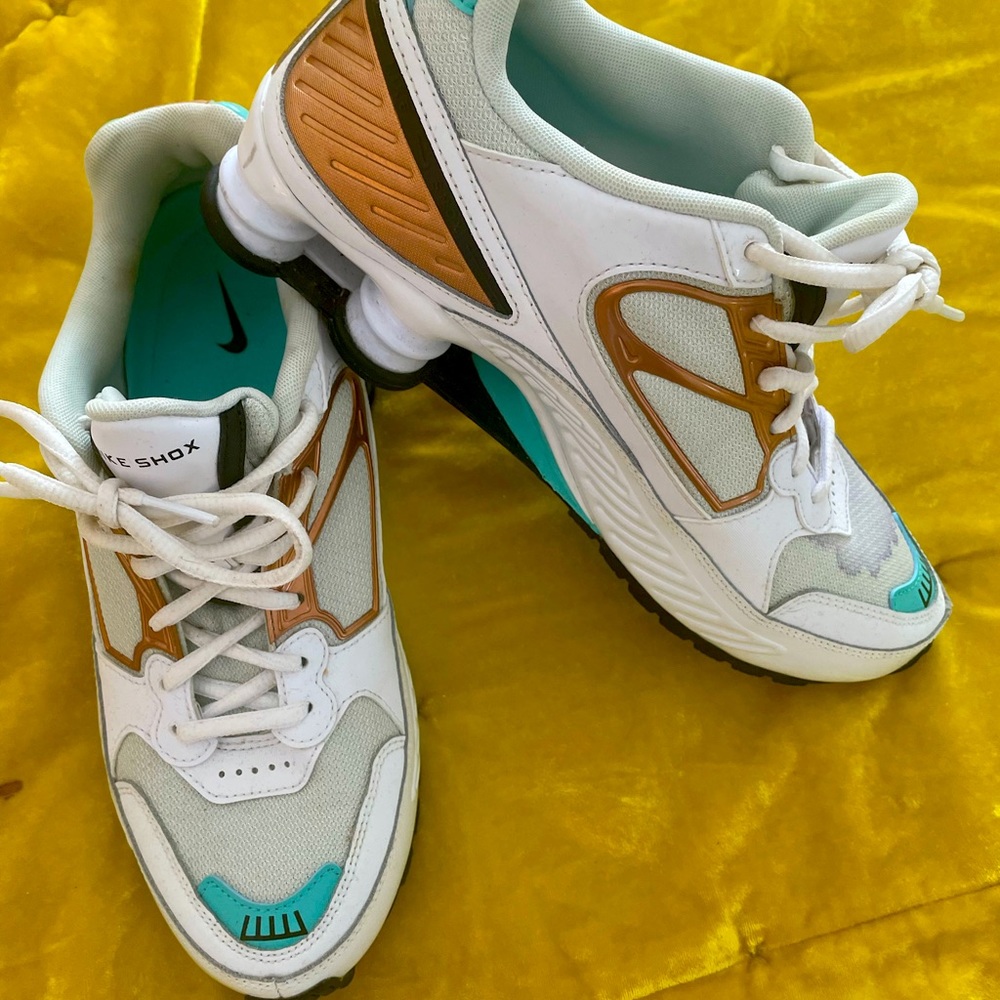 Nike Shox Enigma 9000 women’s shoe